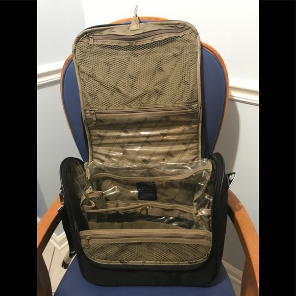 London Fog men’s locked hanging travel bag - Picture 7 of 16